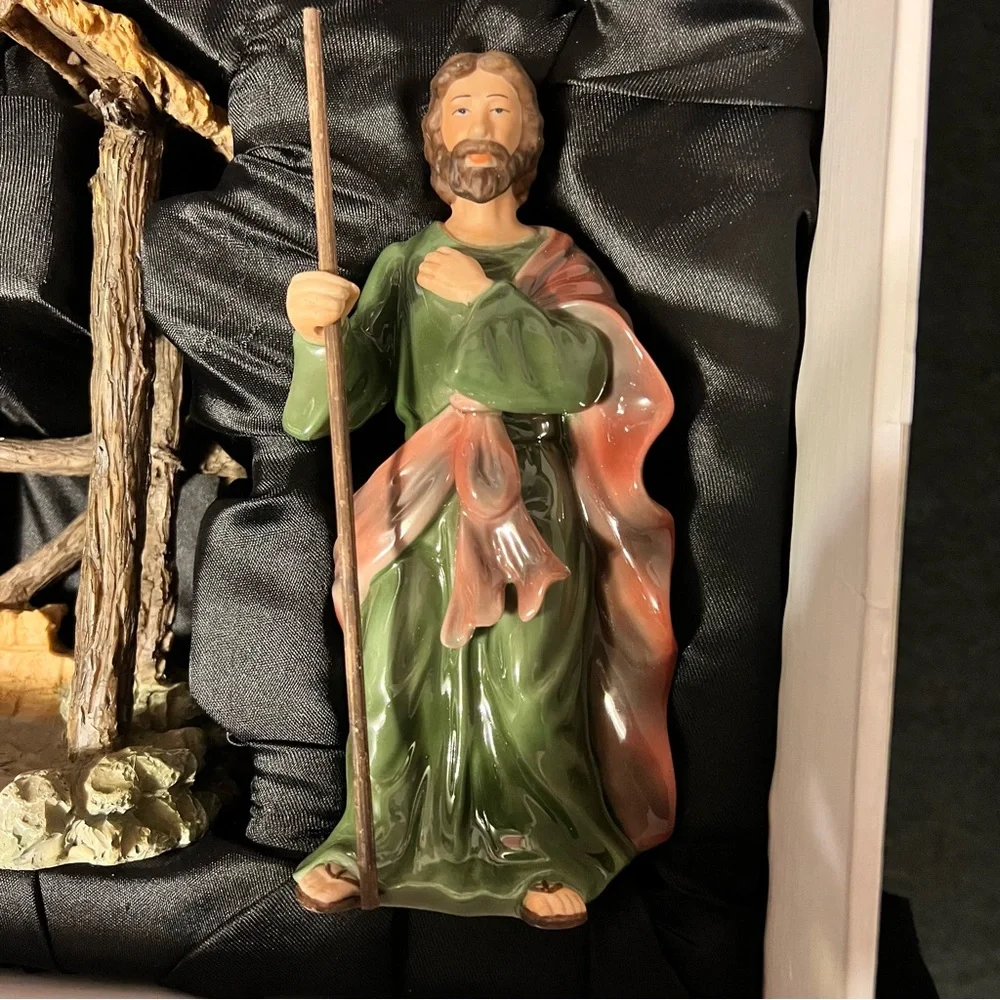 Royal Doulton Nativity Set - Picture 4 of 6